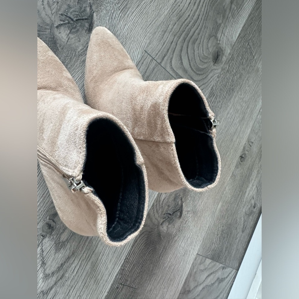 Heels - Picture 4 of 7